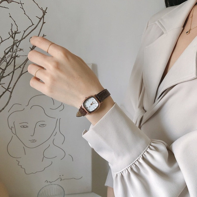 Lunarelle Vintage Bracelet Watch – High-Quality Simple Leather Strap Wristwatch for Women
