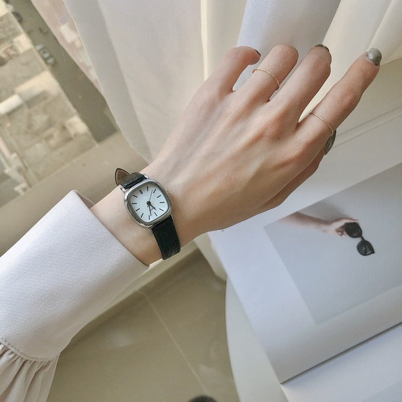 Lunarelle Vintage Bracelet Watch – High-Quality Simple Leather Strap Wristwatch for Women
